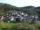 Adolfseck, Gesamtansicht der Talsiedlung mit Burgstelle oberhalb der Kirche, Foto: Friedhoff (2008)