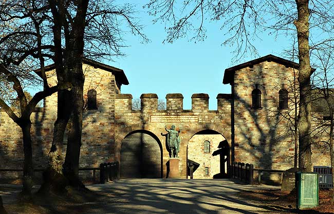 Das Eingangstor der Saalburg (Foto Eismann 2024)