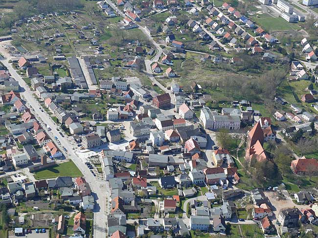 Luftbild von S&uuml;dosten. Der Wall erscheint im Bild als runde Fl&auml;che mit G&auml;rten, Foto: Ruchh&ouml;ft 4/2008