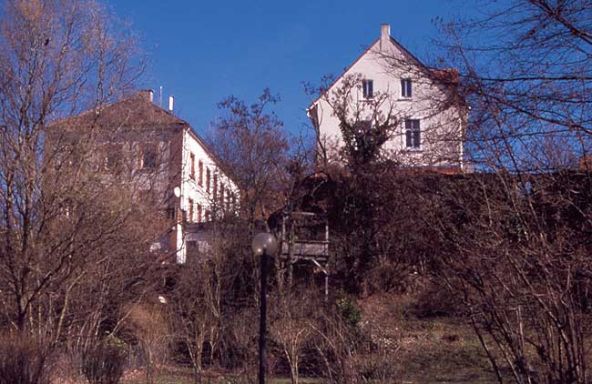 Burgstelle Jockgrim, links altes Schulhaus von 1843, rechts Stadtmauer, 2004 (Aufnahme: Albert Schwarz)