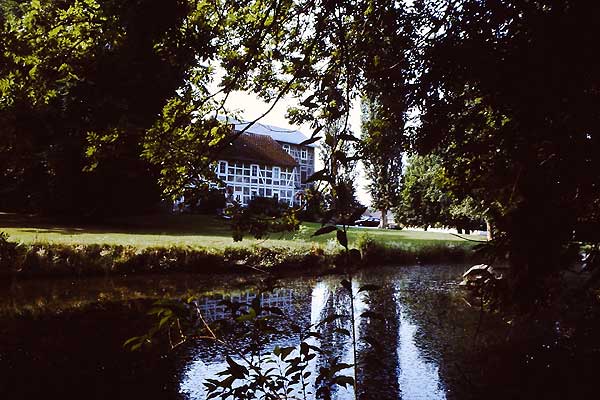 Blick von Nordosten über den Burggrabenrest (Schwemme) auf das heutige Herrenhaus. Foto T. Budde 2001