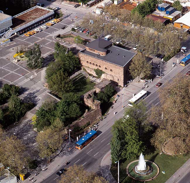 Burg- und Schlossruine Kaiserslautern, Aufnahme von Südwesten, 2004 (Aufnahme: Manfred Czerwinski, Institut für pfälzische Geschichte und Volkskunde)