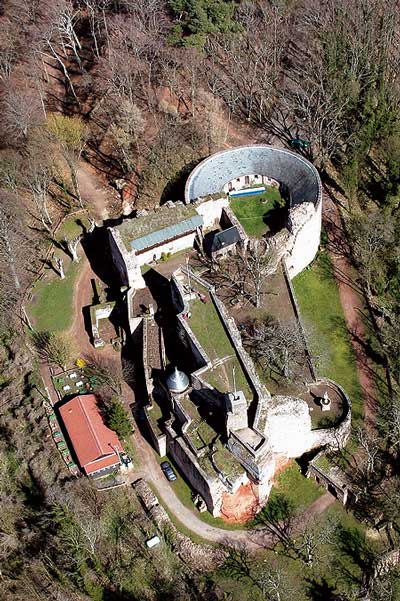 Burgruine Nanstein, Luftaufnahme von Westen, 2004 (Aufnahme: Manfred Czerwinski, Institut für pfälzische Geschichte und Volkskunde)