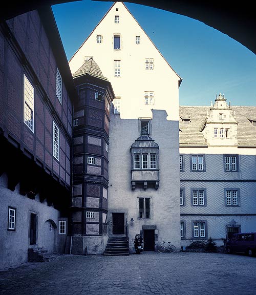 Heutiges Schloss, Steinwerk von der Tordurchfahrt in den Innenhof aus. Foto Roland Pieper, 2002.