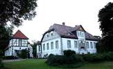  Brakel, Abbenburg, Hauptgebäude und Torhaus im Hintergrund von Süden. Foto: Eismann 2012