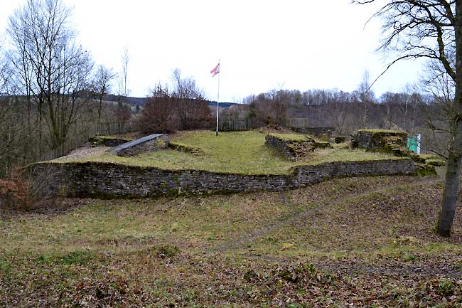 Fundamentreste der Hauptburg jenseits des Halsgrabens, Foto: G. Wagner 2014