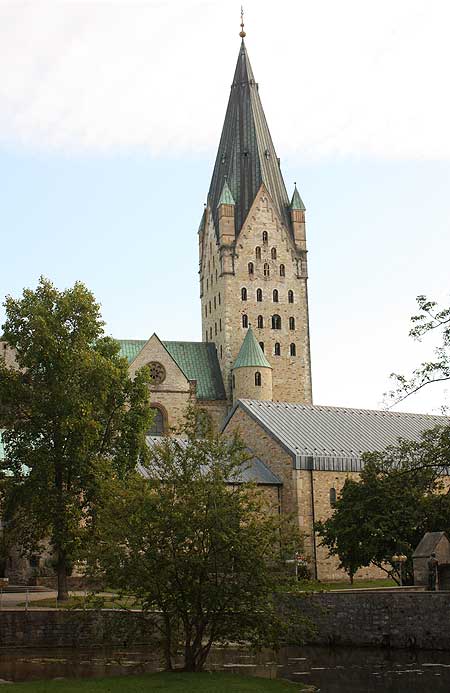  Paderborn, Domburg, Dom, rekonstruierte Kaiserpfalz und Paderquelle von Norden. Foto: Eismann 2012