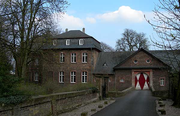 Gesamtansicht des Schlosses mit Torhaus und Herrenhaus. Foto: G. Rustemeyer 2011.