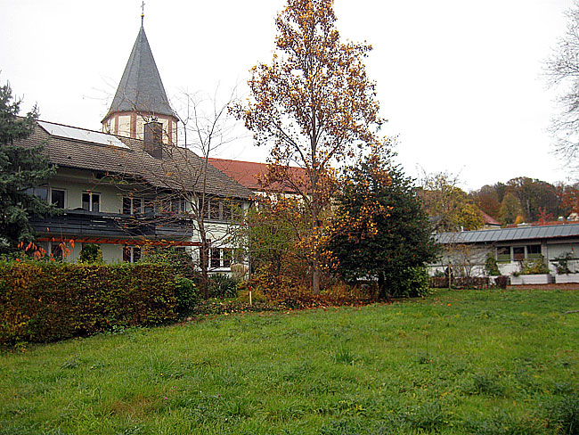 Wiese (Teil der Burgstelle) mit der Kirche im Hintergrund. Blick von SW, Foto Heiko Wagner (2021)