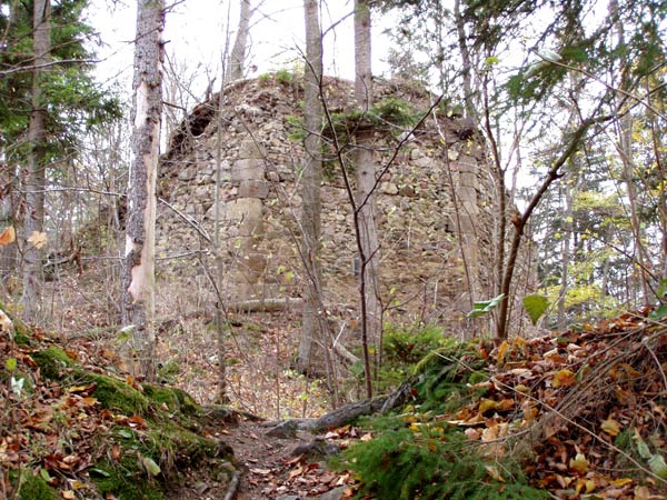 Zbytky osmibokho bergfritu  - Überreste des achteckigen Bergfrieds