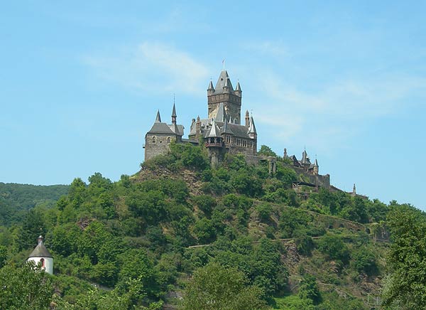 Gesamtansicht der Burg Cochem. Foto: J. Friedhoff (2007)