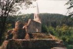Gossam: Ansicht von Burgruine und Kirche von Nordosten. Foto: Gerhard Reichhalter (1999)