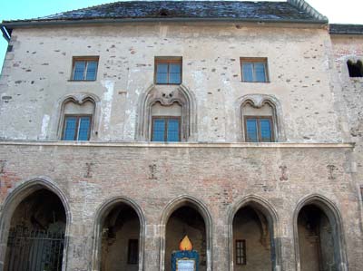 Gozzoburg: Straßenseitige Ansicht des Saalbaus mit Loggia. Foto: Patrick Schicht (2004)