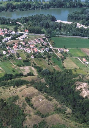 Die Burg von Neszmly. Luftaufnahme vom SW. 2005. (www.civertan.hu)