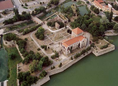 Die Burg von Tata. Luftaufnahme vom SW. 2004. (www.civertam.hu)