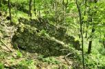 Die Burg Salgó bei Perocsény, Abgestürzte Mauerblöcke vor der Westmauer, Foto: István Feld (1998)