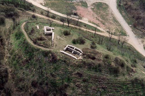 Die Burg Solymr. Luftaufnahme vor der Grabung 2005, Foto: Zsusza Mikls