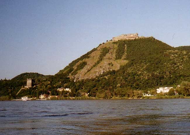 Visegrd.  Gesamtansicht der Burganlagen vom Westen, 2007. (Foto: Istvn Feld)