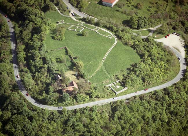 Visegrd. Der Sibrik-Hügel. Luftaufnahme  vom Westen, 2007. (Foto:  civertan.hu)