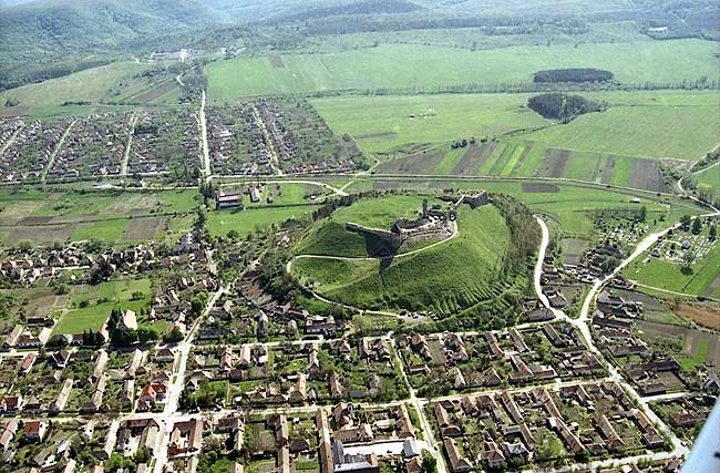 Die Burg Ngrd. Luftaufnahme vom Norden, 2006. (Foto: civertan.hu)