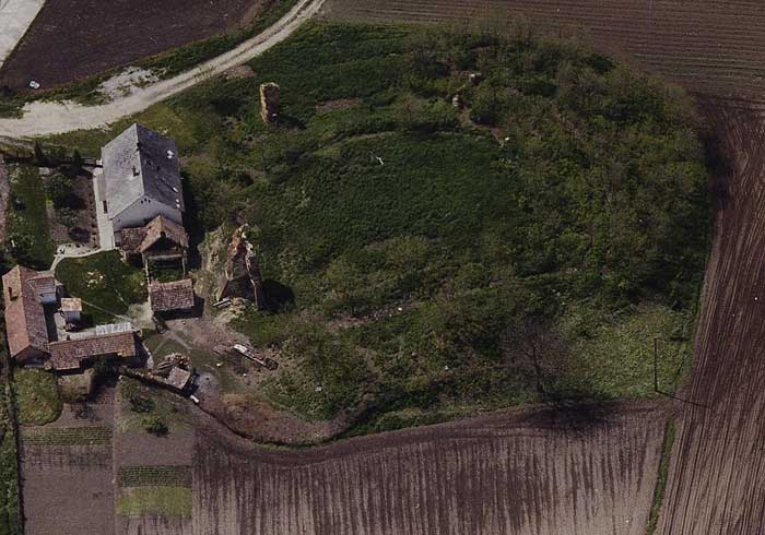 Döbrököz. Luftaufnahme der Burg vom Norden, 2005. (Foto: Zsuzsa Mikls)