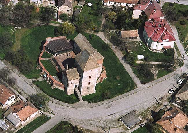 Simontornya. Die Luftaufnahme der Burg von Südwesten, 2005. (Foto: civertan.hu)