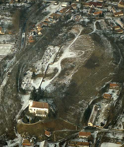 Bernecebarti-Templomhegy. Die Luftaufnahme  des nördlichen Teiles der Anlage von Süden, 2002 (Foto: Zsuzsa Mikls)