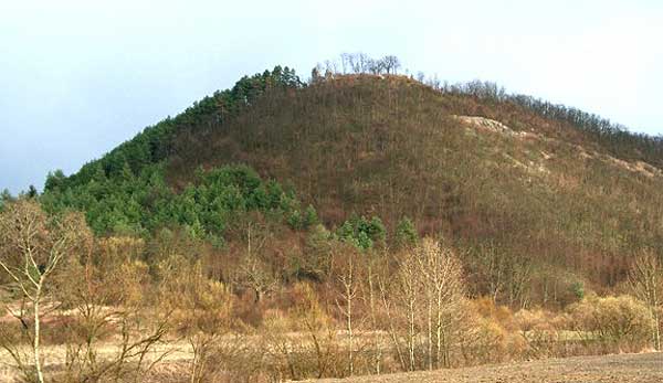 Smsonhza-Fejrkő.  Der Burgberg von Westen, 2003  (Foto: varak.hu)