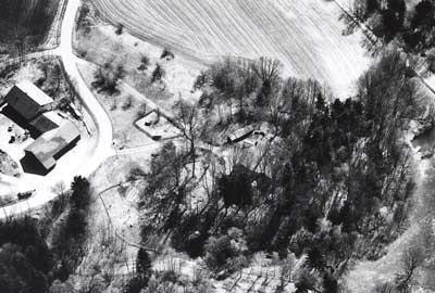 Luftaufnahme der Anlage von Norden, Foto: K. Leidorf 1996; BLfD, Luftbildarch&auml;ologie Archivnr. 6742/016; SW 7047-30