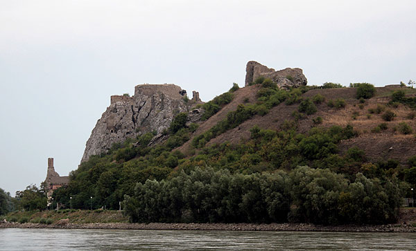 Bratislava – Devín. Obere und mittlere Burg von Süden.