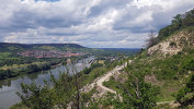 Blick auf Erlabrunn, der Burgstall Falkenberg liegt höch über den Weinbergen, Foto: Gerlinde Baumann-Schmücker, 2019