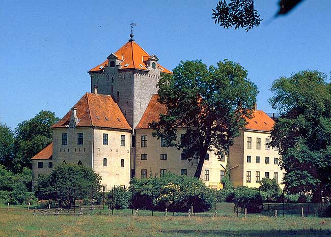 The castle seen from the southwest, photo: Peter Pentz