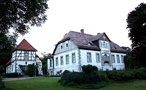  Brakel, Abbenburg, Hauptgebäude und Torhaus im Hintergrund von Süden. Foto: Eismann 2012