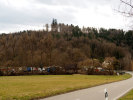 Blick von Nordosten auf Burgmühle und Burgstall im Osterholz oben im Wald Bildmitte, Foto: Christoph Engels (2020)