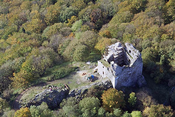 Leteck snmek hradu v průběhu poslednch pamtkovch prav. Pohled od jihovchodu - Luftaufnahme der Burg im Laufe der letzten denkmalpflegerischen Maßnahmen von Südost gesehen.