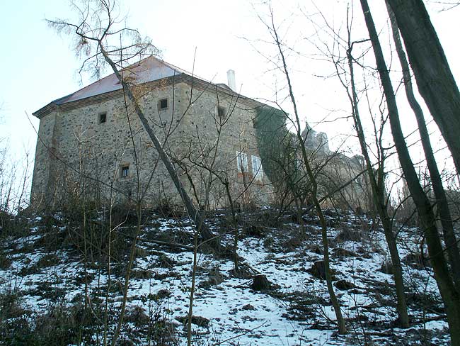 Dělostřeleck nron bata na předhrad. Pohled od severu. Die spätgotische Befestigung- trapezförmige Bastei auf der Vorburg. Sicht vom Norden. 