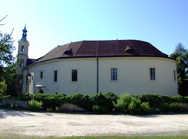 a Roztoky u Prahy v pohledu od severozpadu. Foto J. Hloek.   - Roztoky u Prahy Anblick von Nordwesten. Foto:  J. Hloek. 