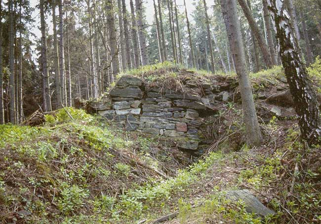 Lazurov hora. Čst vchodn hradby. Podle T. Durdka a V Suickho.  Larurov hora.  Der Westteil der Umfassungsmauer.  Nach T. Durdk und V. Suick.