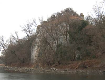 Röthelstein: Ansicht des Burgfelsens vom Donautal. Foto: Patrick Schicht (2005)