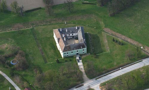 Schmida: Luftbildansicht des Schlosses. Foto: Luftbildarchiv des Insituts für Ur- und Frühgeschichte, Universität Wien (2004)