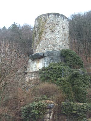 Sarmingstein: Der Turm der ehem. Talsperre vom Donauufer. Foto: Patrick Schicht (2005)