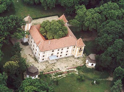 Das Schloss von Hdervr. Luftaufnamhe vom NO. (www.civertan.hu)