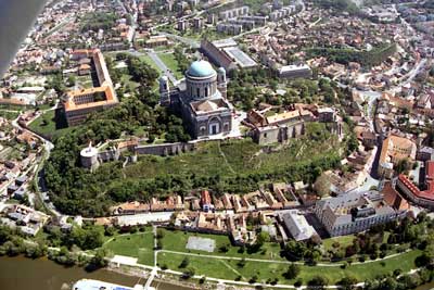 Die Burg von Esztergom. Luftaufnahme vom Westen.. Foto: Zsuzsa Mikls (2002)
