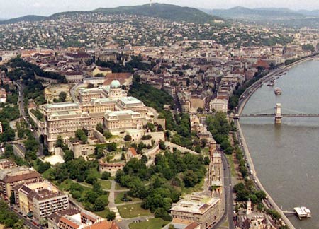 Das Burgviertel von Budapest von Süden, im Vordergrund die Königsburg Buda, Luftaufname Zsuzsa Mikls (2002)