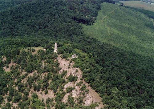 Die Burg Csovr. Luftaufnahme von Südosten, (www.civertan.hu) 2004