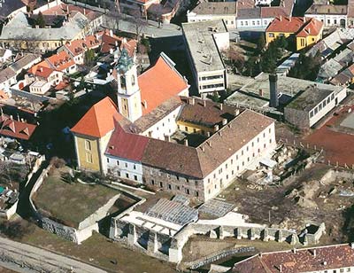Die ehemalige Bischofsburg in Vc. Luftaufnahme (www.civertan.hu) 2002