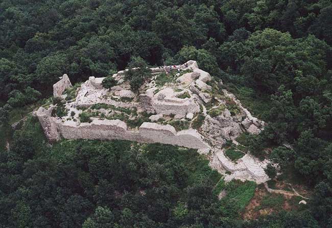 Drgely. Luftaufnahme der Burg vom Westen, 2005. (Foto: civertan.hu)