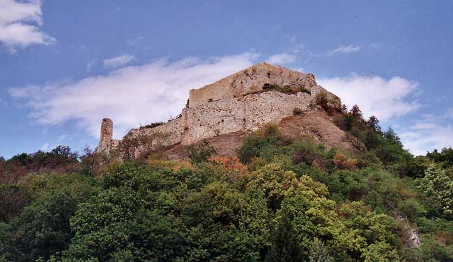 Cskakő.  Die Burg vom Südwesten, 2004. (Foto: Istvn Feld)