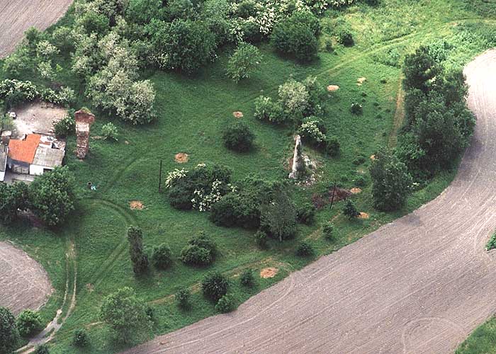 Dombvr-Glyavr. Die Luftaufnahme der Burg vom Osten, 2000 (Foto: Zsuzsa Mikls)