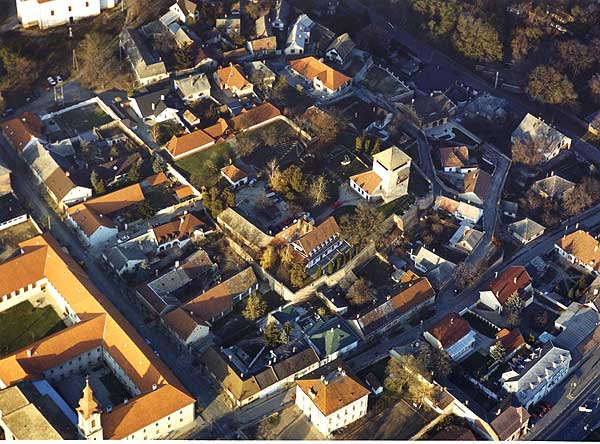Dunaföldvr. Luftaufnahme der Umgebung des Turmes vom Südwesten, 2005 (Foto: civertan.hu)